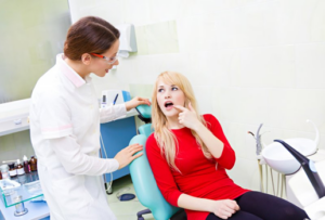 Patient describing dental symptoms to her dentist